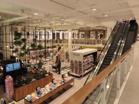 848899 Overzicht van de begane grond en de entresol in de nieuwe winkel van Broese Boekverkopers (Post Utrecht, ...